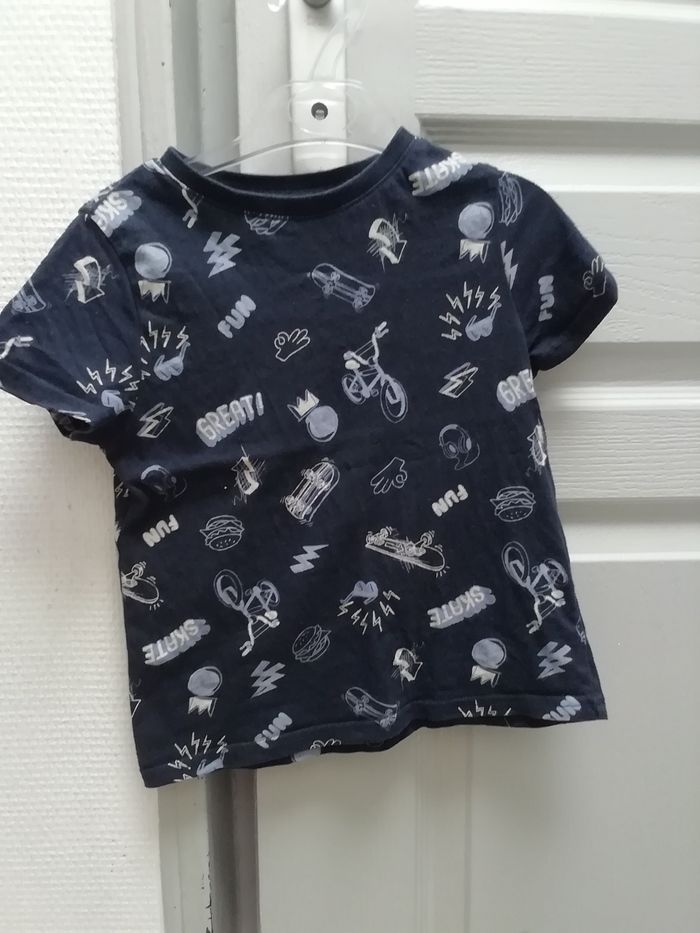 Vends t-shirt garçon été bleu marine avec motif.