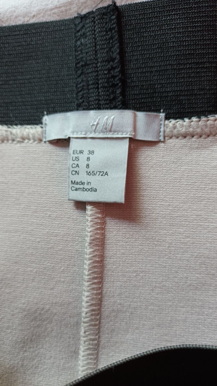 Jupe courte en dentelle noir avec doublure épaisse  de couleur beige . - photo numéro 5