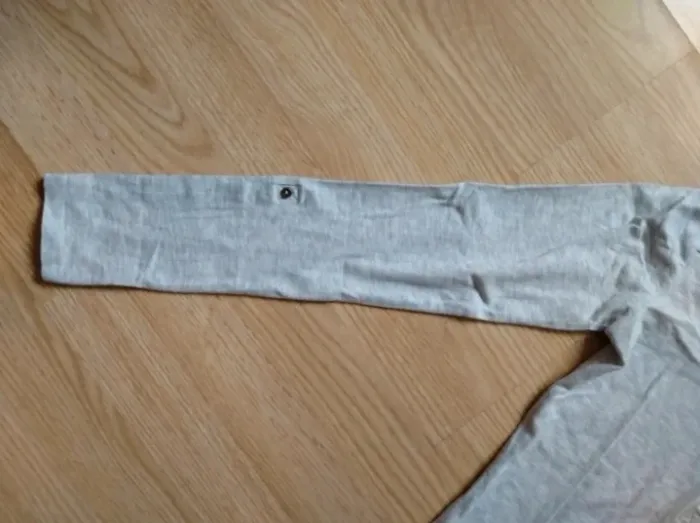 Haut manches longues. Gris et blanc. Femme. Jennyfer. 
Taille 36 - photo numéro 5