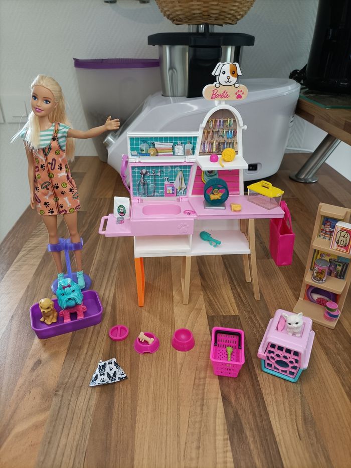 Animalerie Barbie avec mobilier nombreux accessoires et animaux