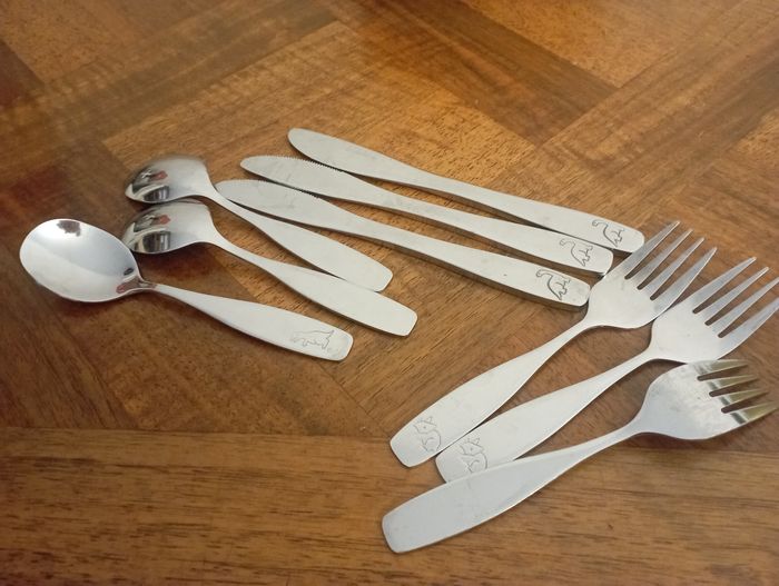 Ensemble de couverts et assiettes et verres - photo numéro 3