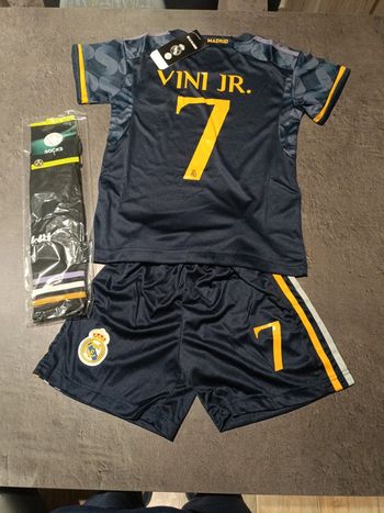 Tenue foot Real Madrid Vini Jr bleu. T.18