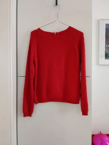 Pull rouge, 
Monoprix autre ton