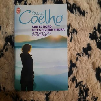 Livre "Sur le bord de la rivière Piedra, je me suis assise et j'ai pleuré"