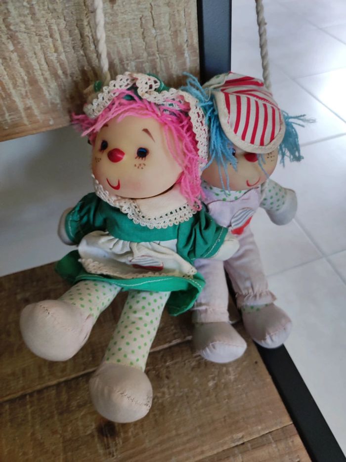 lot 2 jolies poupees sur balançoire en bois