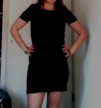 Robe noire à manches courtes