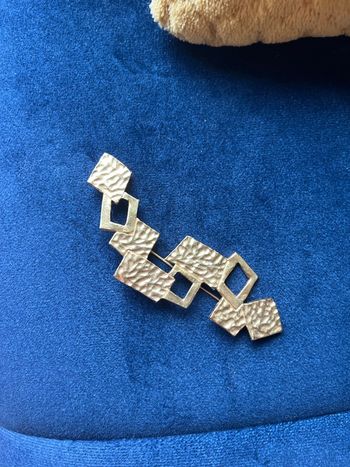 broche chic doré