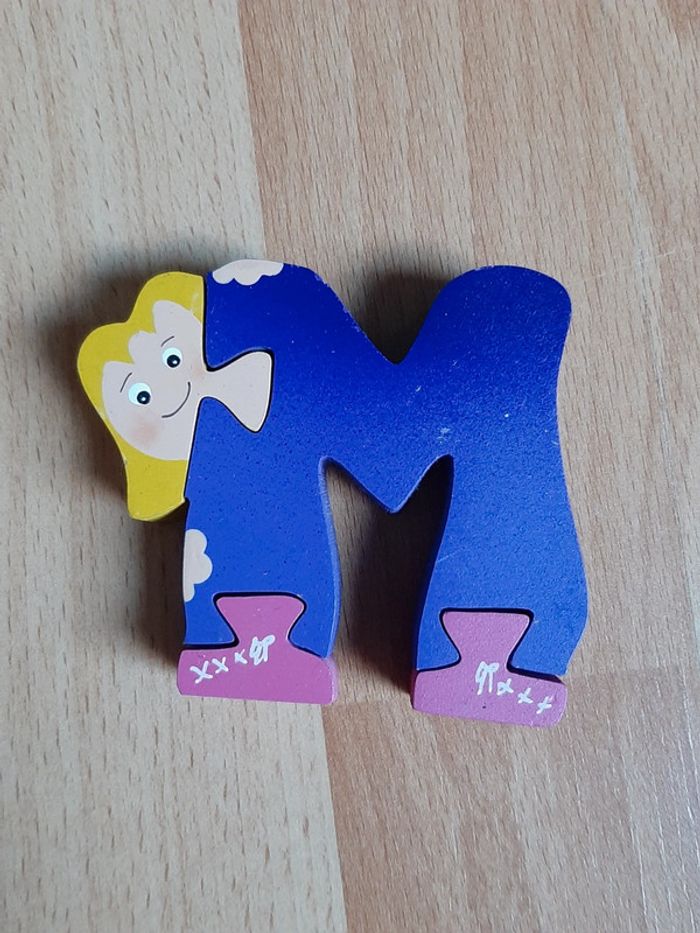 Décoration en bois en forme de lettre M - photo numéro 2