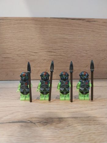 Figurines type lego 4 guerriers orcs seigneur des anneaux