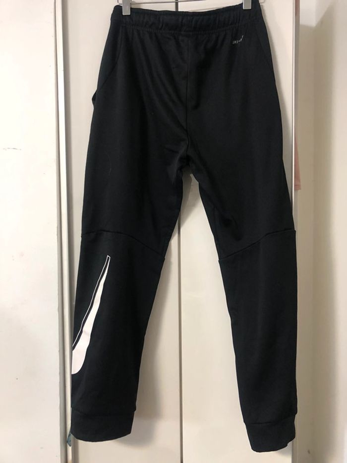 Jogging nike . Taille 13/15 ans - photo numéro 8