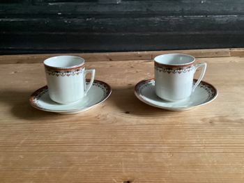 2 tasses à café porcelaine non signées