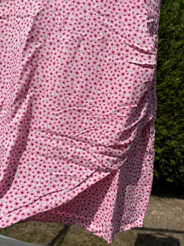 Robe rose à motif floral avec ouverture dans le dos – Marque Kiabi - photo numéro 3