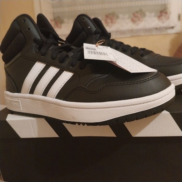 Adidas neuves dans sa boîte Pointure 37 et demi