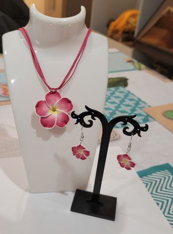 PARURE COLLIER + BOUCLES D'OREILLES FLEUR DE TAHITI ROSE FONCE ! NEUF !