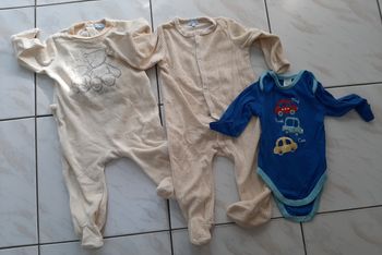 Lot 2 pyjama et 1 body 12 mois