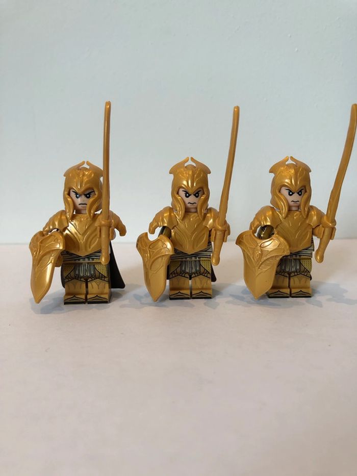 Figurine type lego 3 elfes à l’épée.le seigneur des anneaux