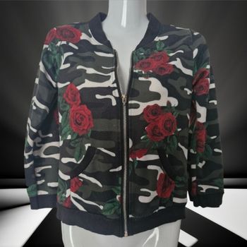 Superbe veste zippée camouflage et roses