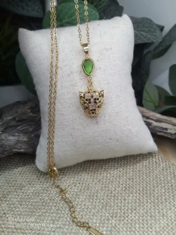 Collier tête de félin et connecteur vert péridot
