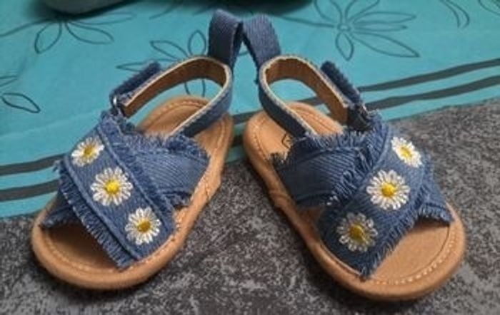 Lot de 4 paires de chaussures fille 0-3 mois TBE - photo numéro 4