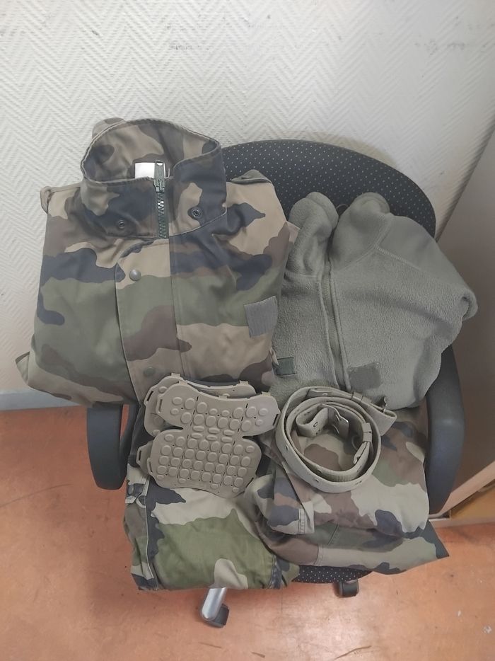 Lot de vetements  militaire - photo numéro 2