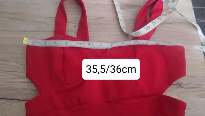 Robe rouge avec découpes, Taille S/M (estimée) - photo numéro 3
