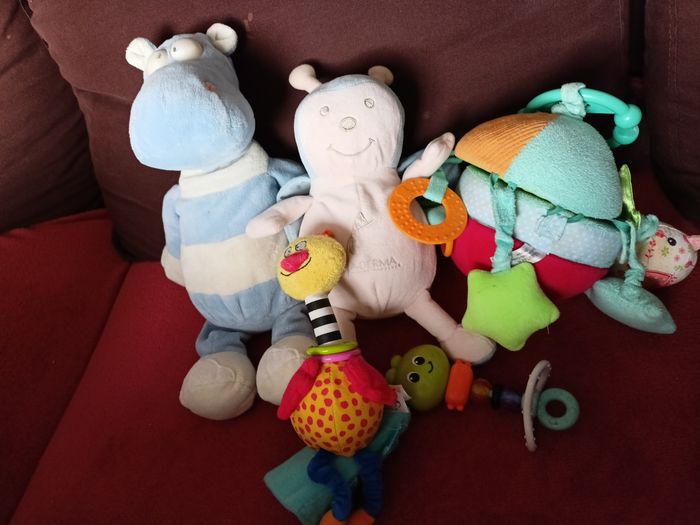 Lot de peluches et jeux bébé