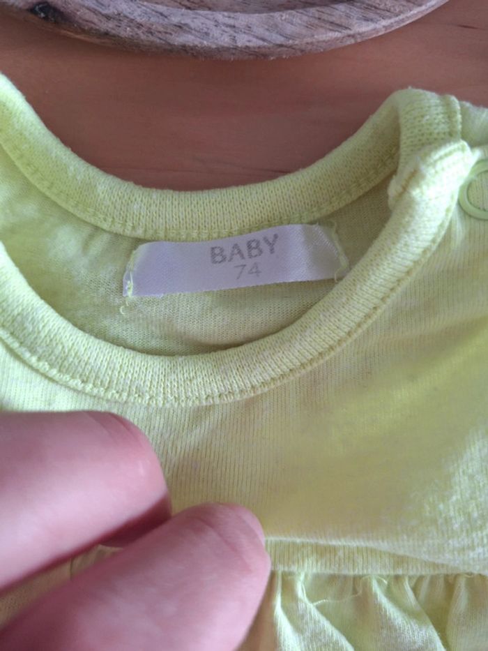 T-shirt manches courtes pour fille taille 12mois marque baby très bon état - photo numéro 5