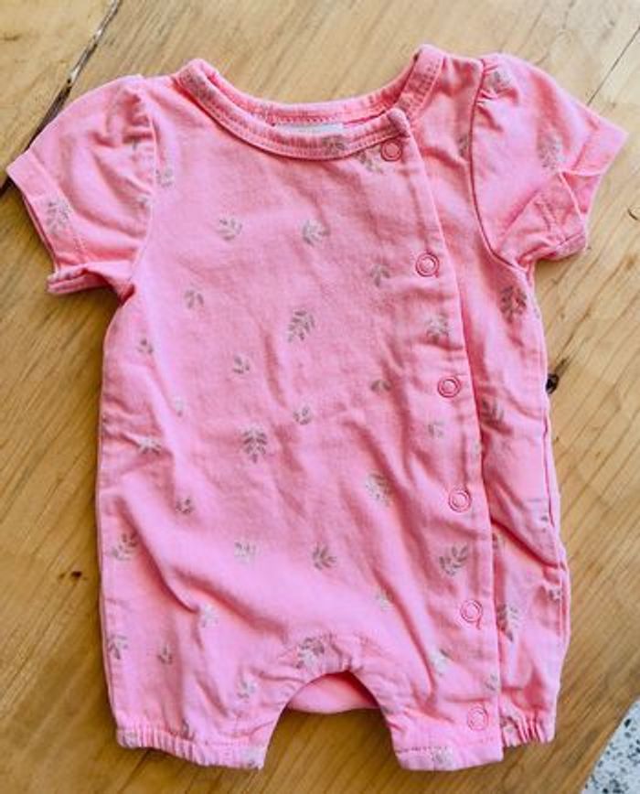 barboteuse rose avec petites feuilles dorées. « Tape à l’œil » taille naissance.