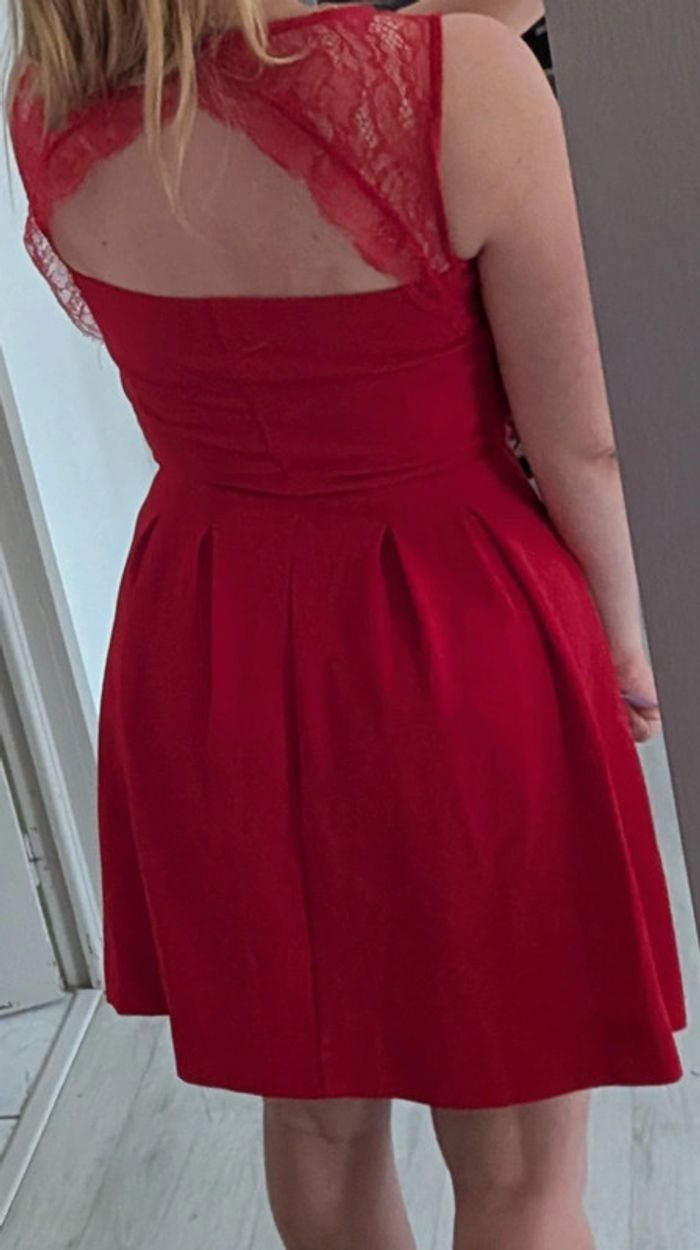 Robe avec superbe dos en dentelles - photo numéro 2