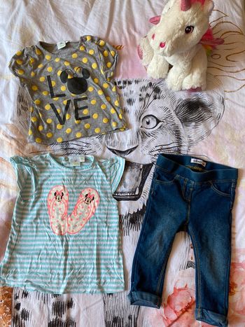 Ensemble 3 pièces de 2 t-shirts et 1 legging, taille 9 mois, marque Disney et Gémo.