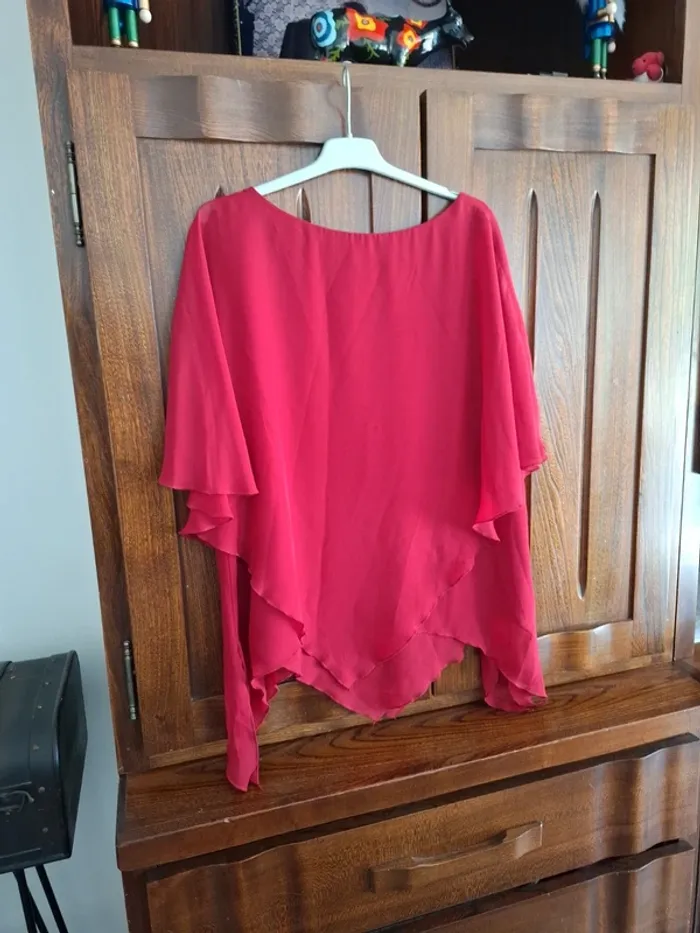 Très belle blouse rouge sombre. - photo numéro 5