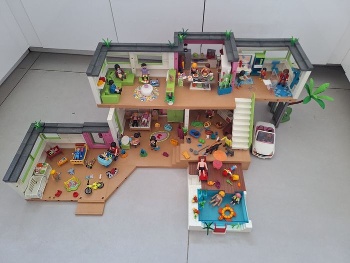 Maison moderne playmobil + extension, piscine, studio invités, voiture et nombreux accessoires et personnages
