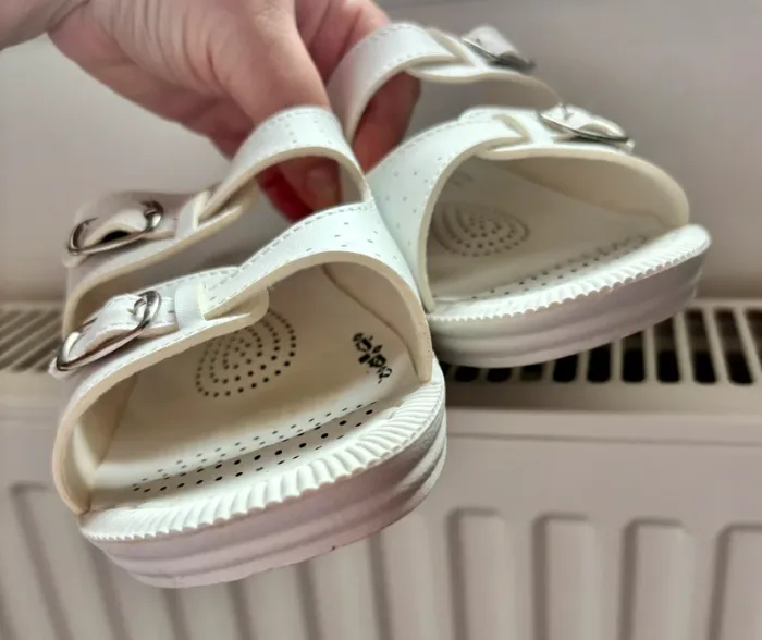 Claquettes neuves blanche taille 39 - photo numéro 6