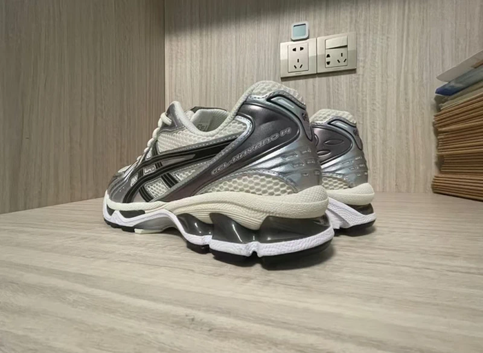 ASICS Gel-Kayano 14  Crème Noire  40.5 - photo numéro 3