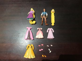 Figurine mini poupée raiponce et flynn rider