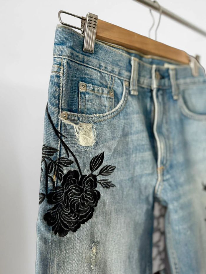 Jean bleu broderies florales noires • Blue jeans with black floral embroidery Rag&Bone Taille 34 - photo numéro 5