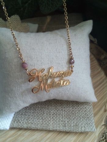 Collier porte bonheur Hakuna Matata avec pierres de rhodochrosite