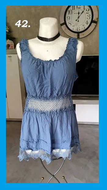 Belle tunique bleu avec dentelle T: 42