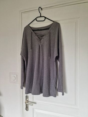 T shirt gris côtelé lacets