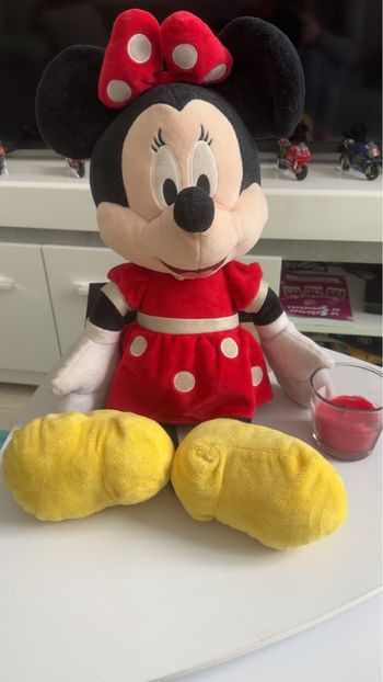 Peluche Disney Minnie taille moyenne 