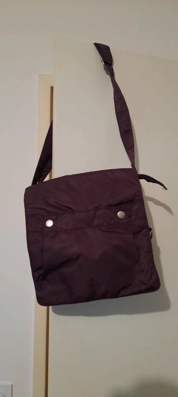 Sacoche prune nombreuses poches