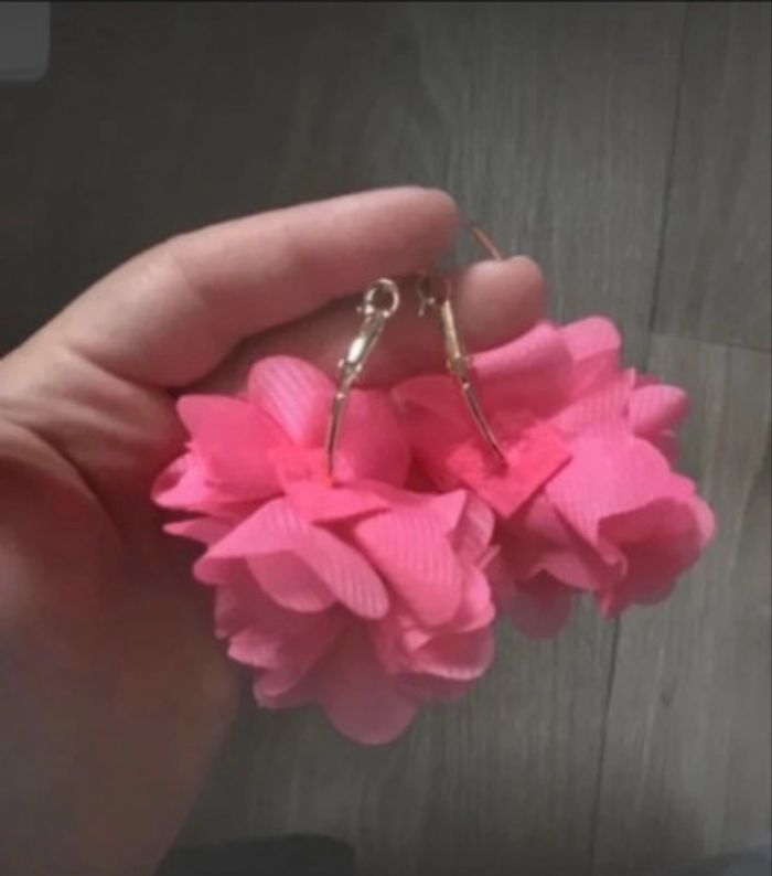 Boucles d’oreilles / Créoles NEUVES à froufrous pour femme couleur fuchsia - photo numéro 10