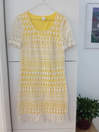 Robe fond jaune crochet écru taille M Vila