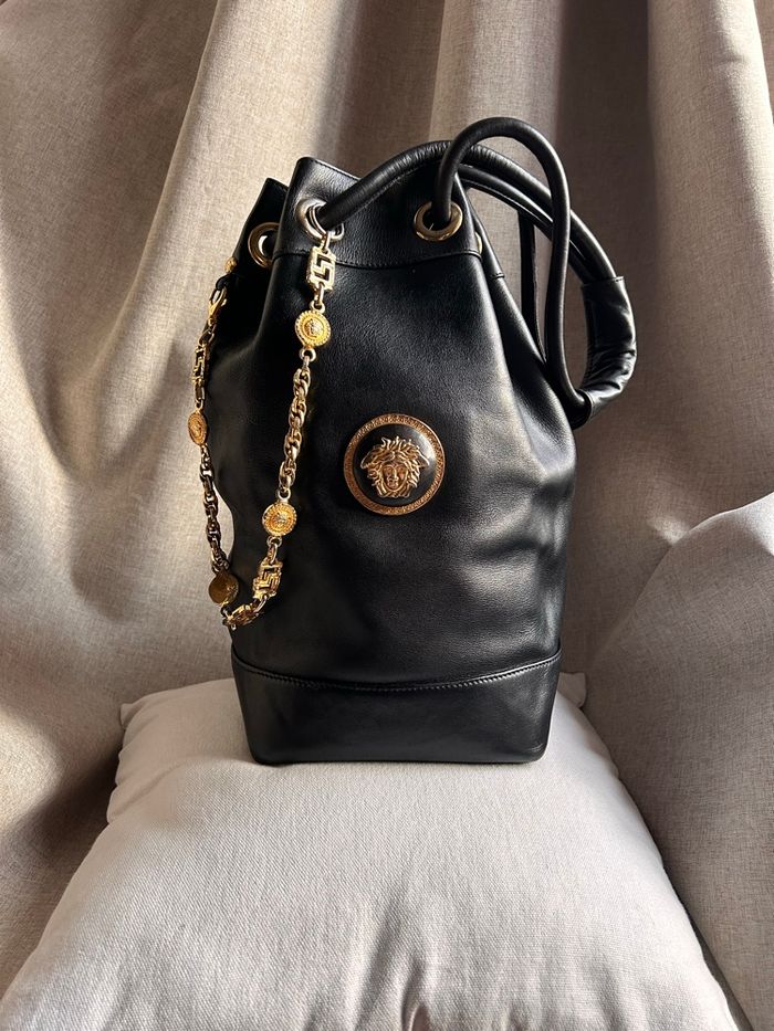 🖤 Sac seau vintage Gianni Versace Couture – cuir noir & chaîne Méduse dorée (années 1990)