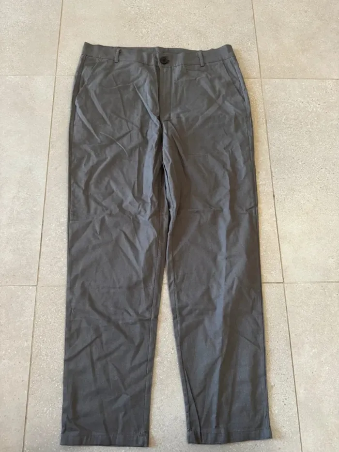 Pantalon gris, neuf sans étiquette, 46x105cm