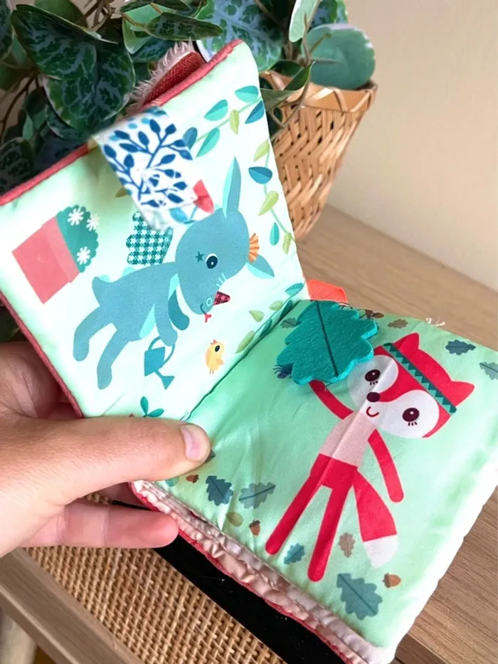 Petit Livre d'éveil en tissu-peluche Stella le faon avec anneau de dentition marque Lilliputiens - photo numéro 5