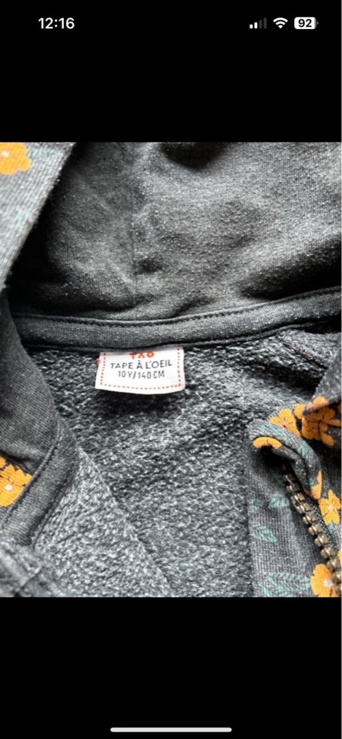 Veste à zip et capuche gris foncé et fleurs jaune 10 ans - photo numéro 2