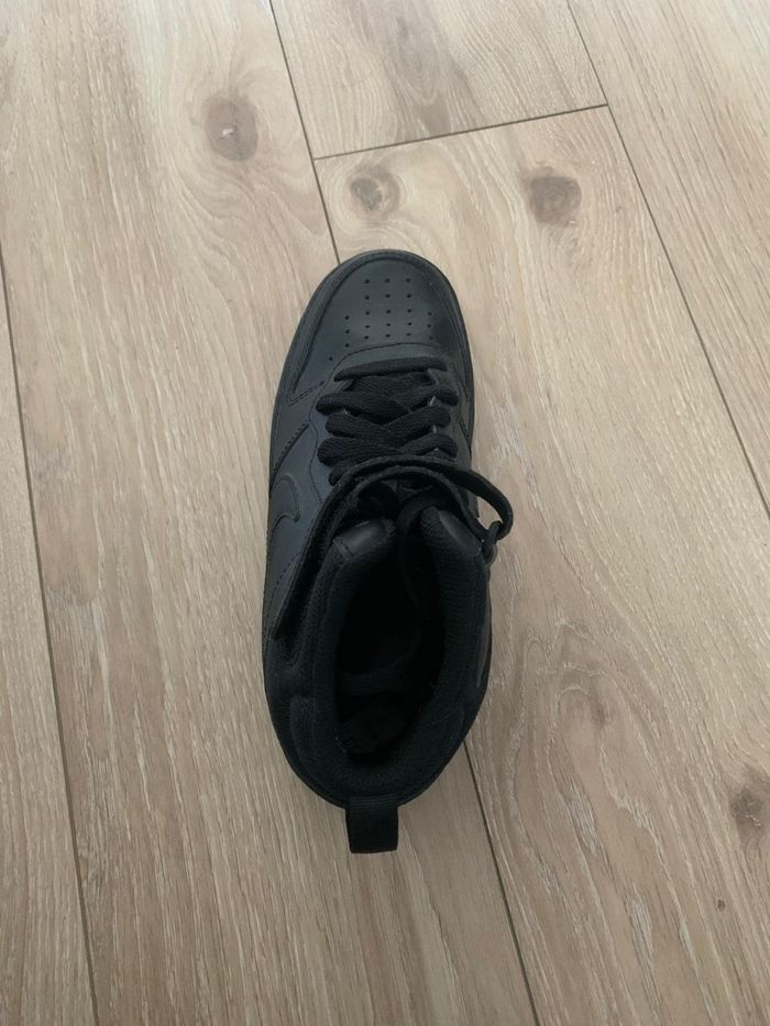 Basket nike court borougt mid 2 montante noir 
Neuve jamais portée 
Taille 37,5 - photo numéro 6