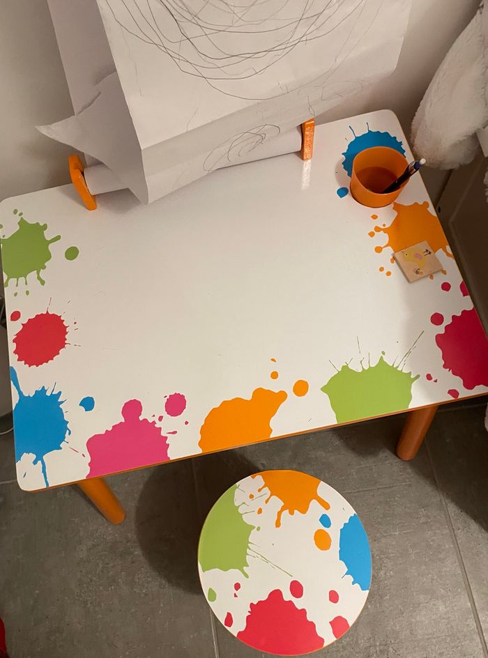 Bureau avec tabouret et dérouleur papier