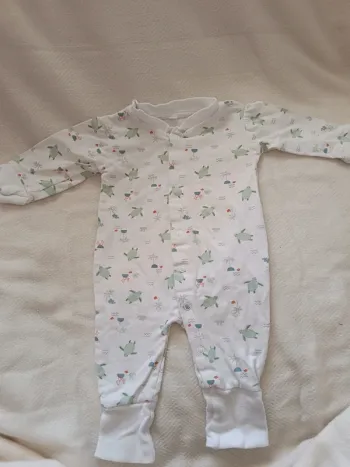 🎀jolie pyjama blanc motif tortue taille 56 (1mois ) Zeeman